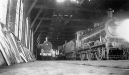 165460 Afbeelding van de stoomlocomotieven nrs. 34, 15 en 19 van de M.T. (Mechelen-Terneuzen) in de locomotiefloods te ...